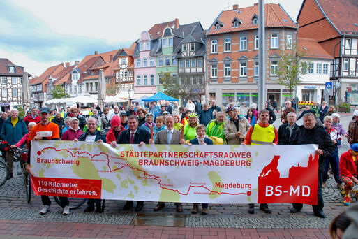 Bild vergrößern: Erffnung des Stdtepartnerschaftradweges zwischen Magdeburg und Braunschweig