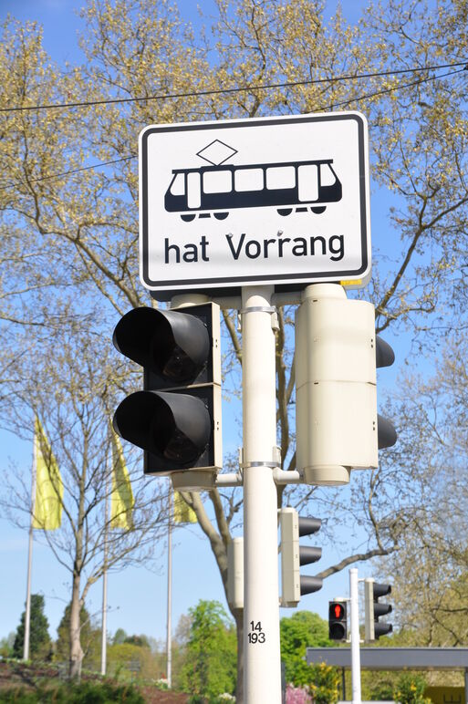 Straßenbahnschild Quelle: Ruth Rudolph pixelio.de Straßenbahnschild Quelle: Ruth Rudolph pixelio.de