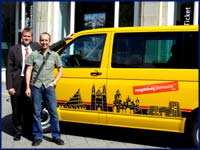 Olaf Ahrens, Jens Jhnig am neugestalteten MMKT Bus MMKT