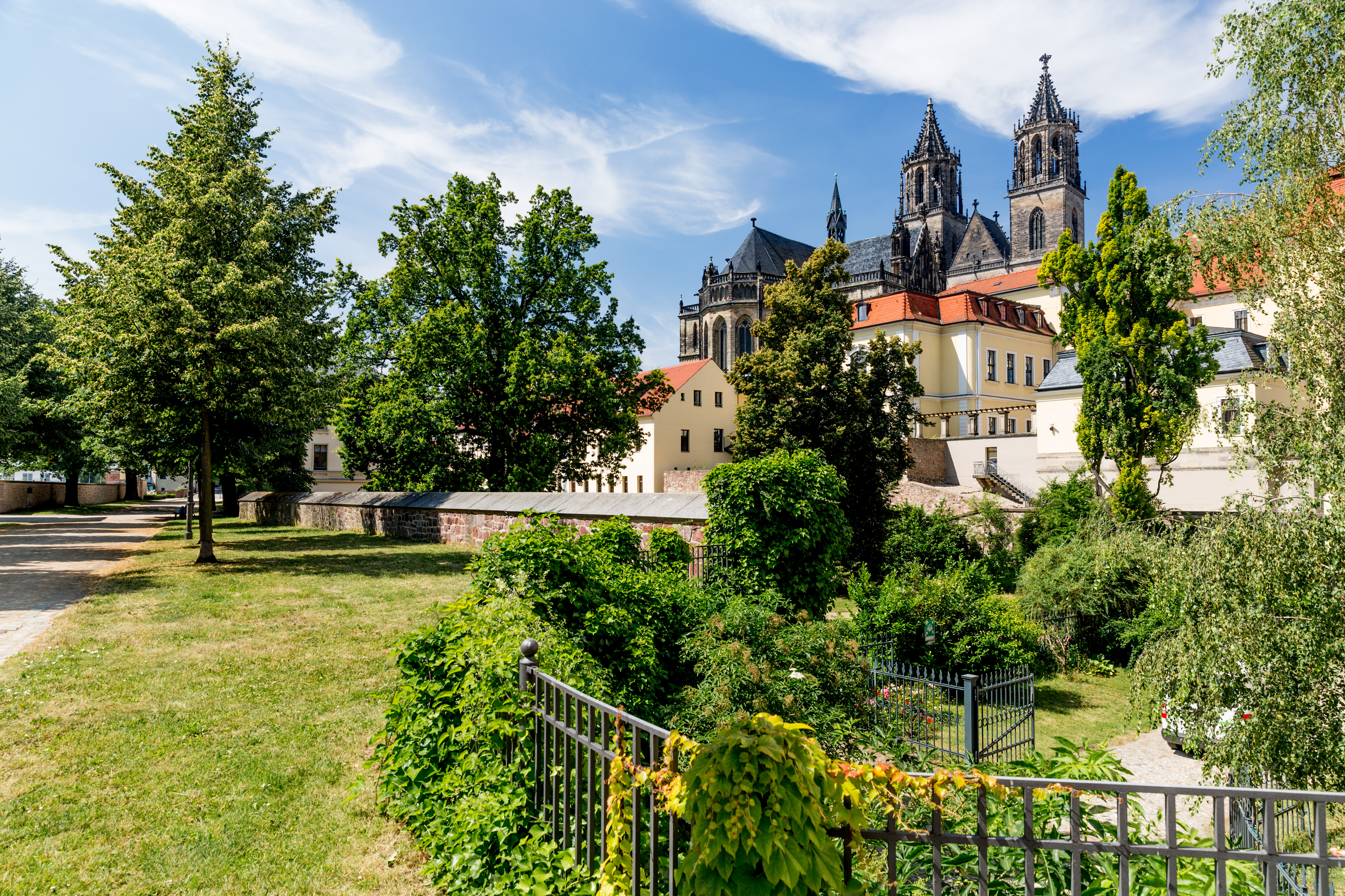 Stadtrundgang auf dem Fürstenwall mit Blick zum Magdeburger Dom
