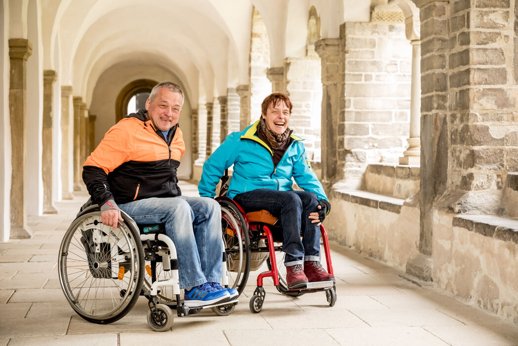 Rollstuhlfahrer*in im Kunstmuseum 