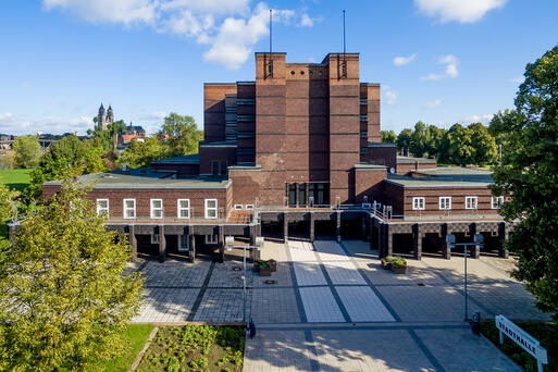 Bild vergrößern: Stadthalle Magdeburg - Außenansicht Eingangsbereich mit Dom