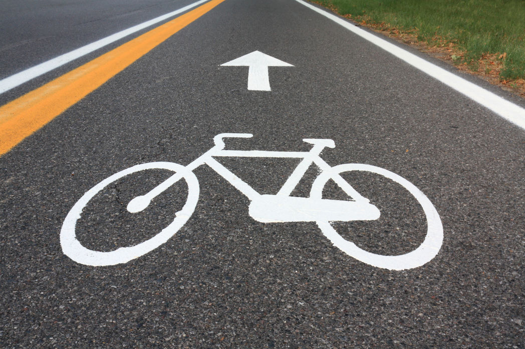 Bild vergrößern: Fahrradweg: Asphaltstraße mit einem Fahrradsymbol