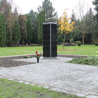 Urnengemeinschaftsgrabstätte mit Namenskennzeichnung auf dem Buckauer Friedhof