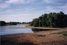 Alte Elbe am Wasserfall im Hochsommer. Die Alte Elbe hat Niedrigwasser. Die Sandbänke kommen zum Vorschein. Der Wasserfall ist trocken.