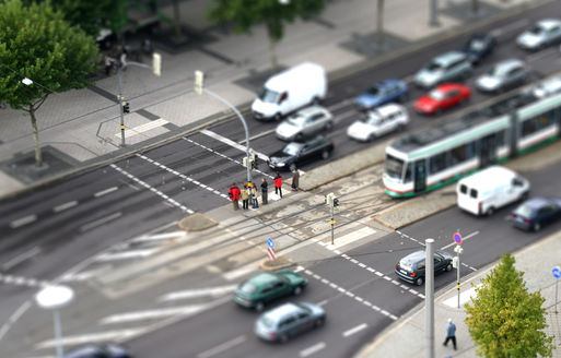 Bild vergrößern: Blick von einem hohen Aussichtspunkt auf den fließenden Verkehr