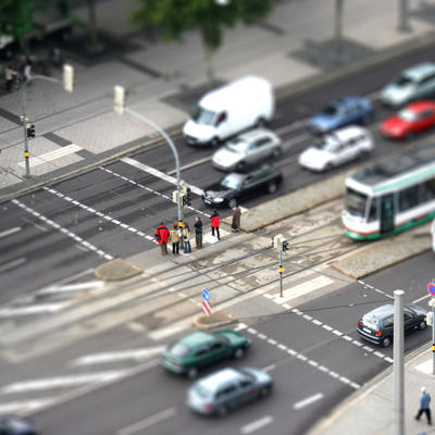Bild vergrößern: Blick von einem hohen Aussichtspunkt auf den flieenden Verkehr