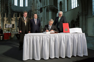 Kaiser-Otto-Preis 2015: Eintrag in das Goldene Buch der LH Magdeburg - Foto: Viktoria Khne