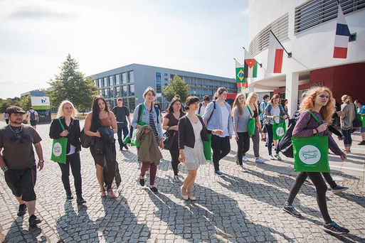 Bild vergrößern: Bewerbungen bis 15. September möglich Freie Studienplätze im Losverfahren: Angewandte Kindheitswissenschaften und Journalismus