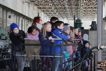 Staunende Schülerinnen und Schüler im Technikmuseum 