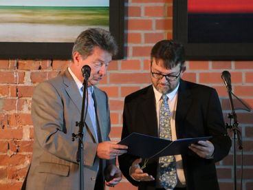 Bild vergrößern: Oberbürgermeister Dr. Lutz Trümper übergibt die Ehrenurkunde an Fabrice Poret