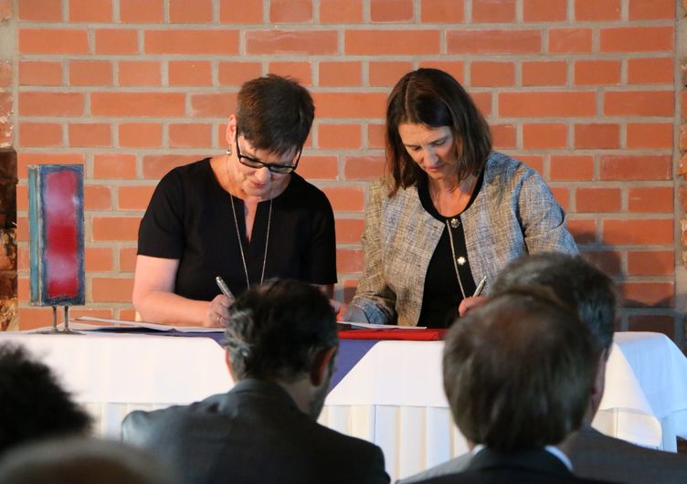 Vertreterinnen der IGS Regine Hildebrandt und dem Lycée Schumann-Perret beim Unterzeichnen der Schulpartnerschaft