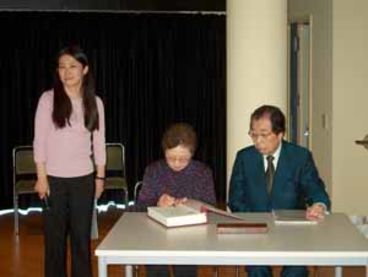 Akihiro Takahashi, Zeitzeuge und ehemaliger Direktor des Hiroshima Peace Memorial Museums (rechts)