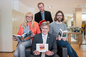 Bild vergrößern: Wirtschaftsbeigeordneter Rainer Nitsche (vorn), Projektkoordinatorin des MD-Standes, Heike Worel (links), Verantwortlicher für das Messeprogramm,  Dr. Karsten Steinmetz (hinten), und Autor Wolf Stein (rechts)