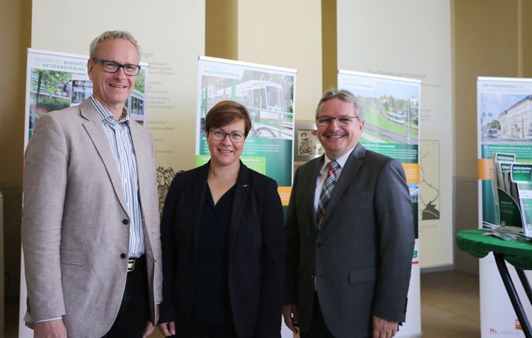 Umweltbeigeordneter Holger Platz, MVB-Geschäftsführerin Birgit Münster-Rendel und Bürgermeister Klaus Zimmermann haben gemeinsam die Ausstellung eröffnet. 