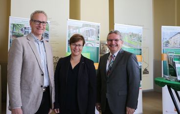 Bild vergrößern: Umweltbeigeordneter Holger Platz, MVB-Geschftsfhrerin Birgit Mnster-Rendel und Brgermeister Klaus Zimmermann haben gemeinsam die Ausstellung erffnet.