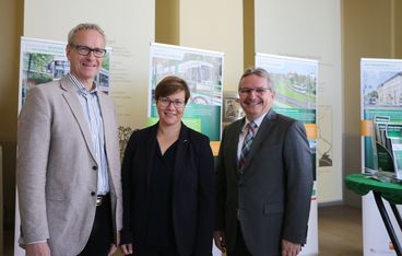 Bild vergrößern: Umweltbeigeordneter Holger Platz, MVB-Geschäftsführerin Birgit Münster-Rendel und Bürgermeister Klaus Zimmermann haben gemeinsam die Ausstellung eröffnet.