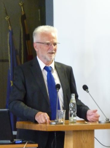 Bild vergrößern: Herbert Knig erffnet die Podiumsdiskussion