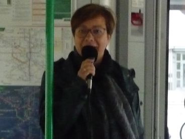 Bild vergrößern: MVB-Geschftsfhrerin Birgit Mnster-Rendel begrt die Fahrgste zur Sonderfahrt