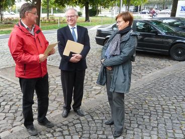 Bild vergrößern: Vor der Abfahrt (v.l.n.r.) Detlef Schulze (Umweltamt), Dr. Dieter Scheidemann (Baubeigeordneter), Birgit Mnster-Rendel (MVB-Geschftsfhrerin)
