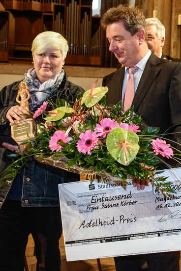 Bild vergrößern: Preisträgerin des Adelheid-Preises 2012 Frau Sabine Körber mit dem Oberbürgermeister der Landeshauptstadt Magdeburg Herrn Dr. Lutz Trümper