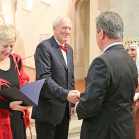 Oberbürgermeister Dr. Lutz Trümper gratuliert den Preisträgern.