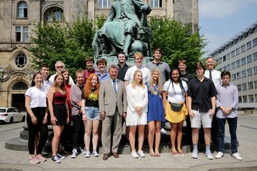 Bild vergrößern: Oberbürgermeister Dr. Lutz Trümper mit Schülerinnen und Schülern aus Nashville und Magdeburg.