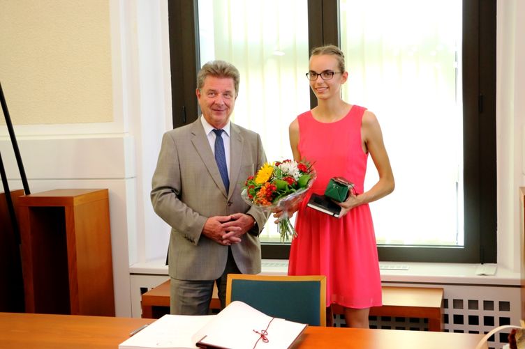 Oberbürgermeister Dr. Lutz Trümper überreicht Blumen an Lea-Jasmin Riecke.