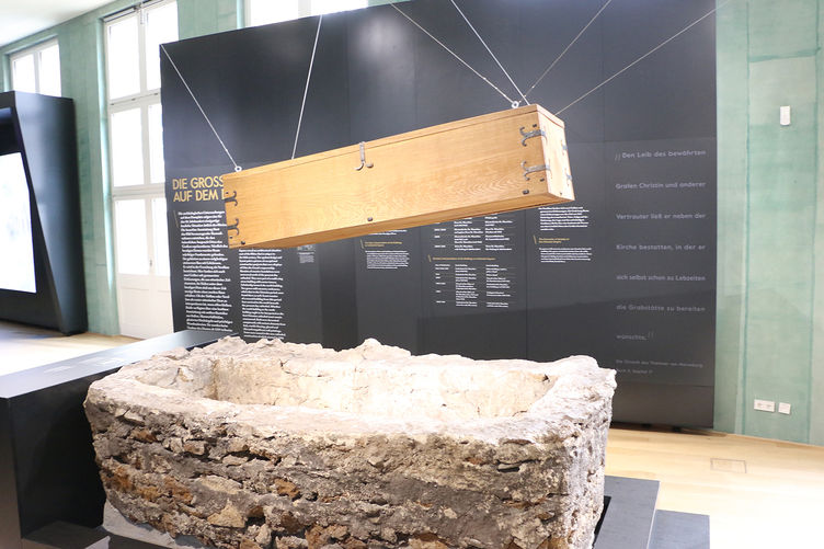 Gemauerte Grabeinfassung mit Rekonstruktion des Holzsarges um 963 im Dommuseum Ottonianum Gemauerte Grabeinfassung mit Rekonstruktion des Holzsarges um 963 im Dommuseum Ottonianum