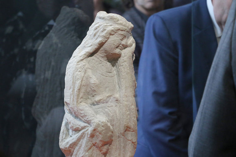 Skulptur einer törichten Jungfrau aus dem 13./14. Jh. im Dommuseum Ottonianum