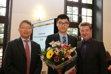 Bild vergrößern: Prof. Dr. Yongjian Ding (l.) und OB Dr. Lutz Trümper (r.) mit Stipendiat Qing Zhan