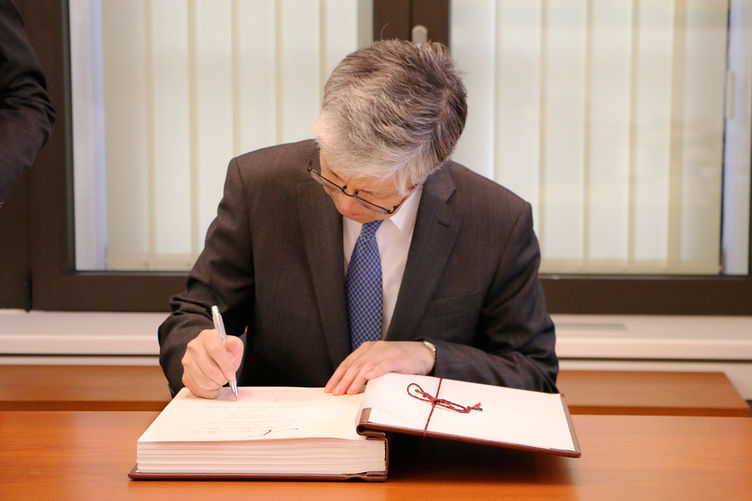 S.E. Takeshi Yagi trägt sich in das Goldene Buch ein.