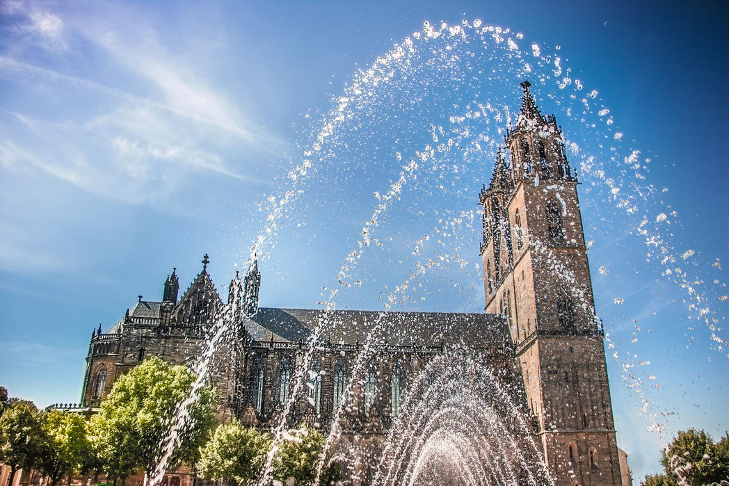 Wasserspiele auf dem Domplatz Magdeburg