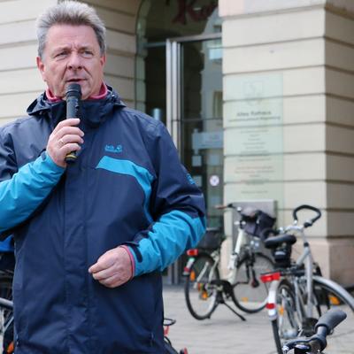 Oberbürgermeister Dr. Lutz Trümper spricht anlässlich des Fahrradaktionstages 2019 vor dem Alten Rathaus.