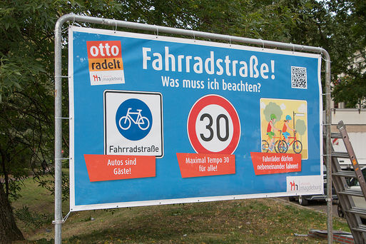 Bild vergrößern: Plane am Straenrand mit dem Hinweis der Regeln in der Fahrradstrae