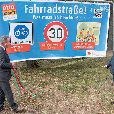 Oberbürgermeister Trümper und Dr. Scheidemann enthüllen das Straßenplakat