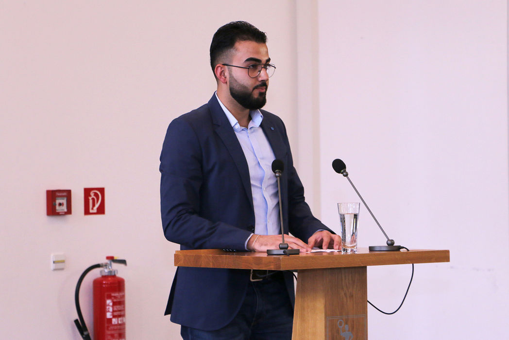 Zain Edeen Akash am Rednerpult