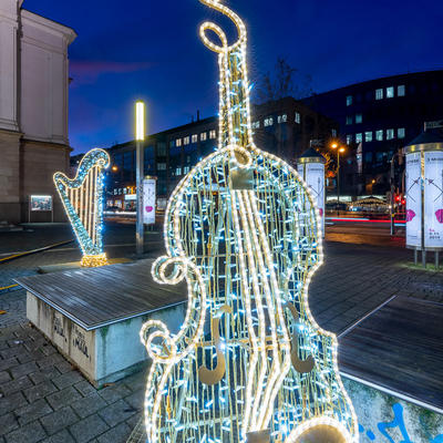 Lichterwelt Magdeburg: Cello und Harfe vor dem Opernhaus