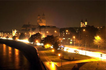 Elbuferansicht bei Nacht