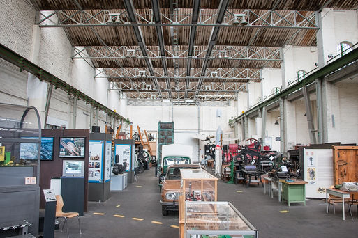 Historische Exponate wie ein alter Wartburg im Technikmuseum Magdeburg