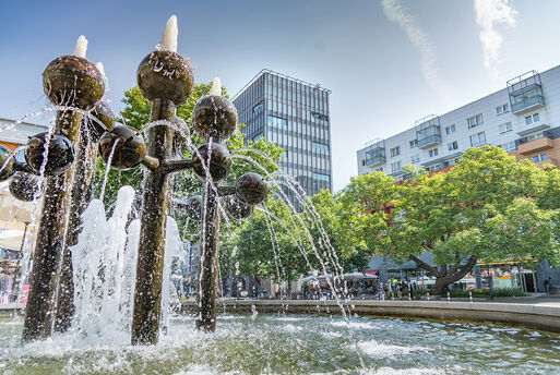 Kugelbrunnen vor dem Katharinenturm im Breiten Weg Magdeburg