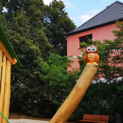 Holz-Eule als Abschluss einer Kletterstange auf dem Spielplatz Schneidersgarten