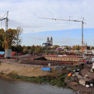 Blick auf die Arbeiten für den neuen Brückenzug auf dem Werder, 10/2020
