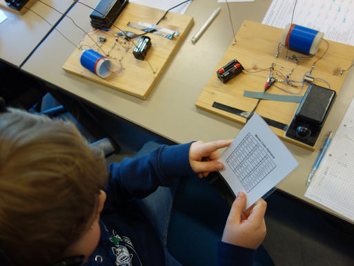Bild vergrößern: Grundschüler testen Morsecodes