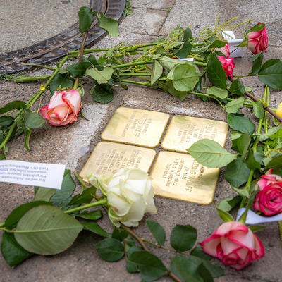 Niedergelegte Blumen an frisch gesetzte Stolpersteine in Magdeburg