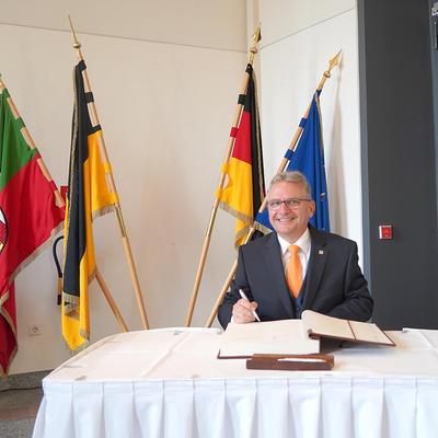 Staatssekretär Klaus Zimmermann unterscheibt im Goldenen Buch Magdeburg