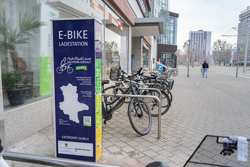 Bild vergrößern: Neue E-Bike-Ladestation vor der Stadtbibliothek