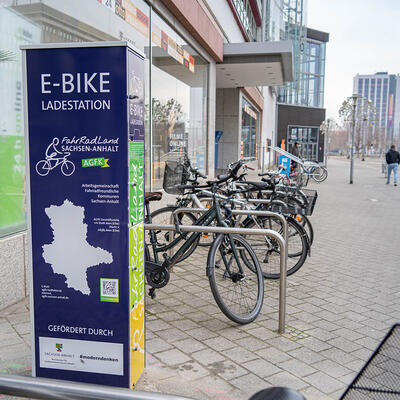 Neue E-Bike-Ladestation vor der Stadtbibliothek Magdeburg