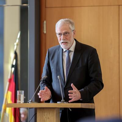 Staatsminister Rainer Robra bei seiner Rede zur Telemann-Preisverleihung 2022