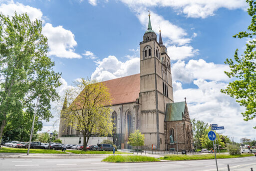 Johanniskirche Magdeburg mit Himmel